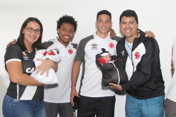 Paulo Vitor e Paulinho ao lado dos torcedores