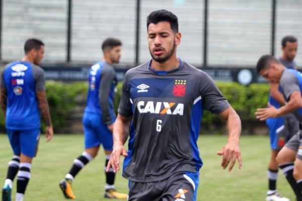 Atacante argentino em atividade comandada por Zé Ricardo