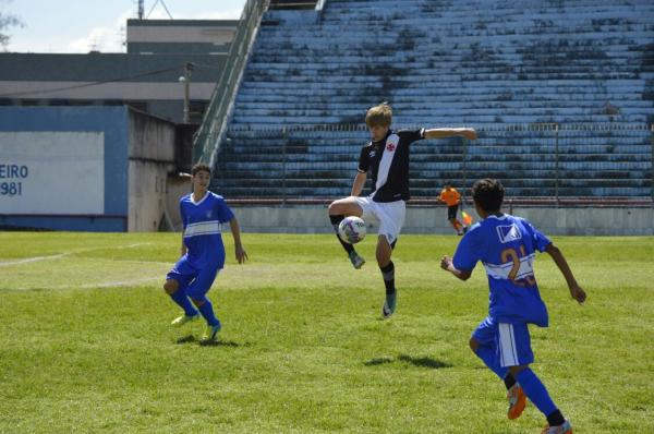 Matheus Brun marcou dois gols na goleada do infantil