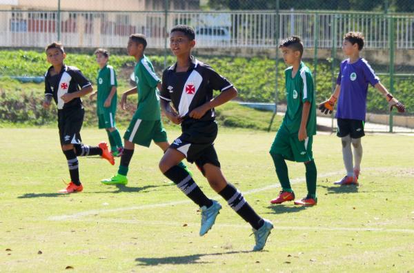 Paulo Roberto festeja o primeiro gol do jogo