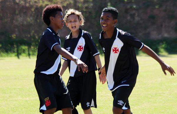 Rayan (dir) faz a festa com os companheiros após marcar