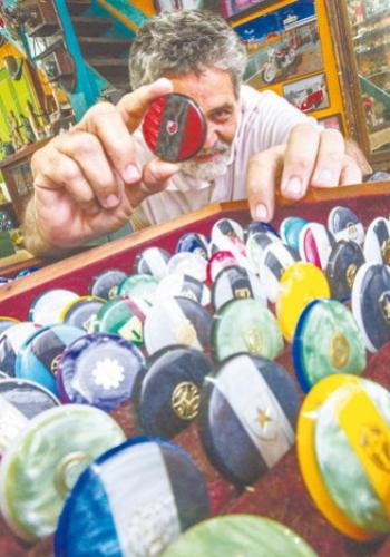 Hamilton com botões de galalite (plático de origem proteica). Mais de 1 milhão de itens no estoque