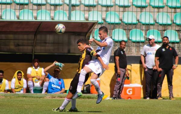 Caio Lopes vai no alto para afastar perigo da defesa