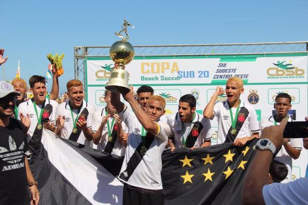 Vascaínos erguem a taça após vitória sobre o Flamengo