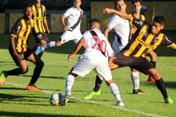 Juan Batata enfrenta a marcação adversária