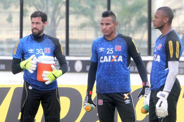 Gabriel Felix entre Martín Silva e Jordi