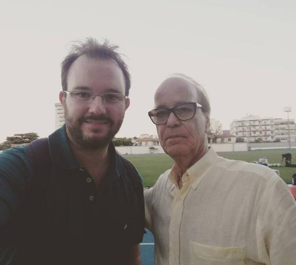 Thiago Correia posa ao lado de Antônio Lopes, um dos entrevistados do livro