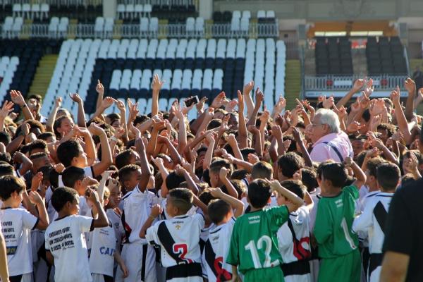 Presidente Eurico Miranda encerrou o encontro com o grito de Casaca