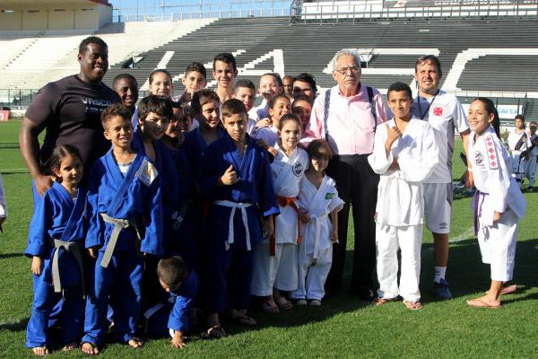 Atletas do judô posam com o presidente Eurico Miranda