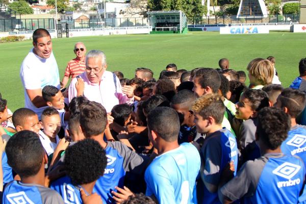 Álvaro Miranda ( de camisa branca) e Eurico Miranda junto com atletas da base do Vasco
