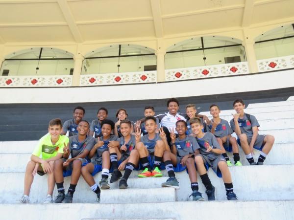 Paulo Vitor no meio da garotada da base do Vasco