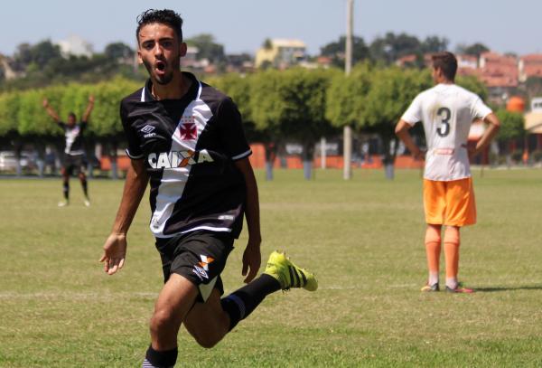 Léo corre para comemorar o gol da vitória