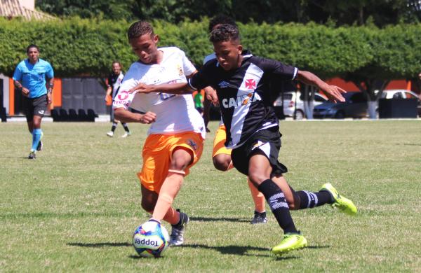 Vinícius infernizou a defesa do Nova Iguaçu ao longo do jogo