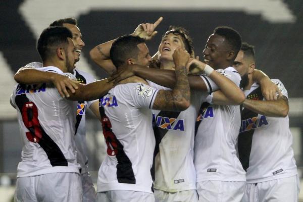 Mateus Vital comemora primeiro gol como profissional ao lado dos companheiros de equipe