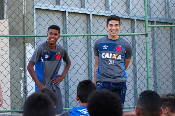 Andrey se diverte ao lado do seu xará, volante e capitão do sub-13