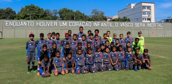 Garotada do Pré-Mirim posa ao lado de Evander após o Papo na Colina