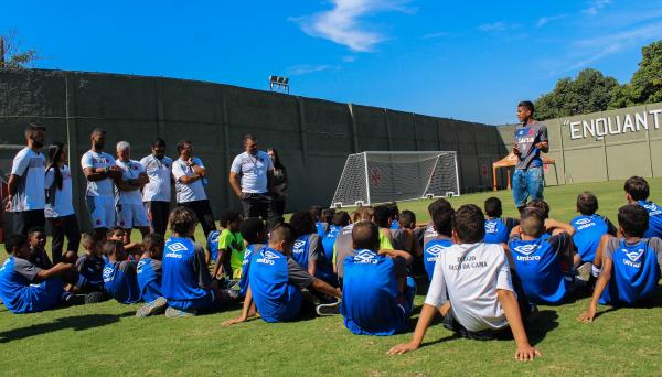 Evander discursando para os jovens atletas das gerações 2006 e 2007