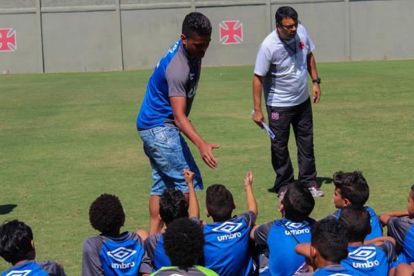 Evander cumprimenta atletas do sub-11 antes do início da palestra