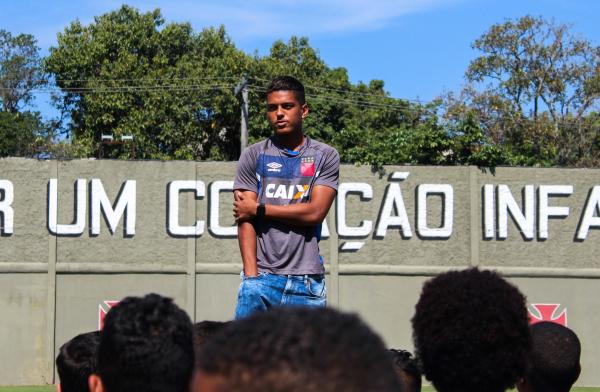 Meninos da Colina escutam atentamente as palavras de Evander