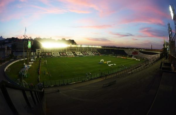 Bancos de reservas em São Januário vão ter ser mudados para a lateral do campo