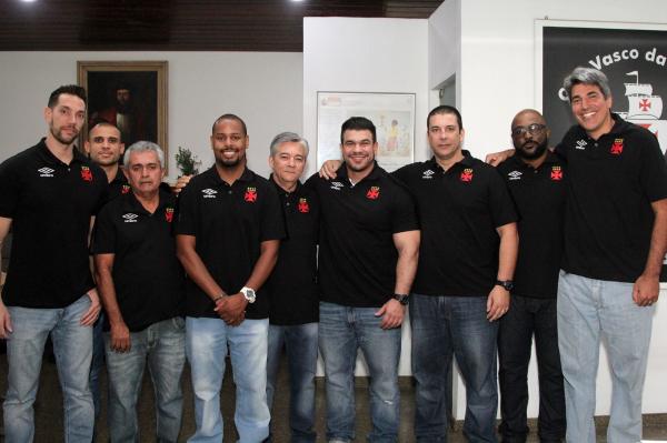 André Barbosa (primeiro à direita) com a sua comissão técnica