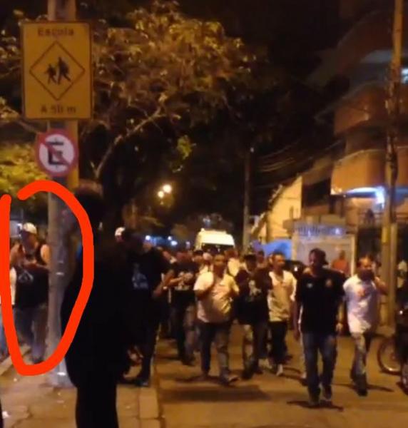 Presidente da FJV, Savio Agra com membros de organizada a caminho do lançamento da chapa de Eurico: após o evento, houve briga e confusão na frente do clube