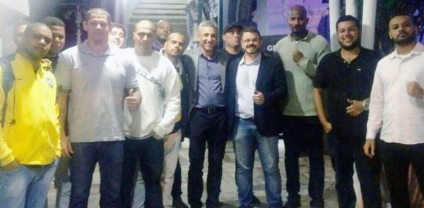 Alexandre Campello (centro de camisa azul e blazer) com apoio de torcida organizada do Vasco: dois de de camisa cinza polo, Bruno Fet (manga curta) e Robson Cruz (manga comprida) eram da chapa A história diz o ideal