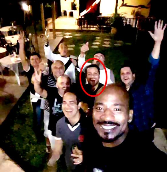 Robson Cruz, o Robinho, em primeiro plano, foi a churrasco de Julio Brant (circulado em vermelho) em maio. Integrantes se dividem entre candidatos