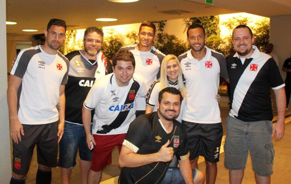 Gigantes posam ao lado de Martín Silva, Jean e Nenê