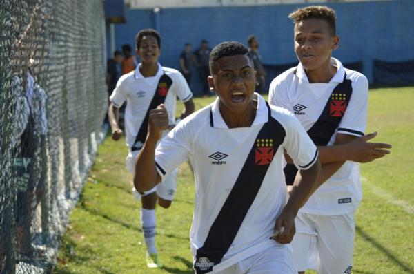  Juan Batata (c) comemora um dos gols do sub-14