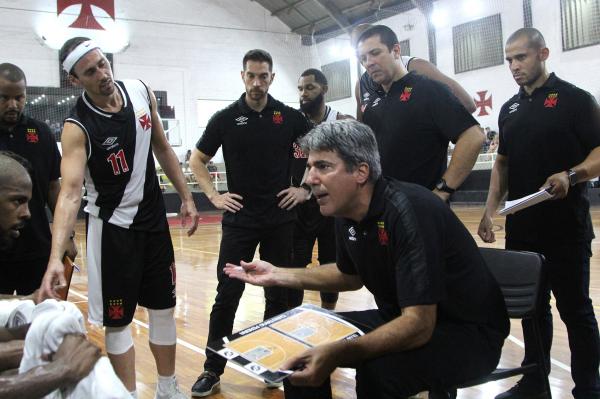 André Barbosa conversa com a equipe durante confronto contra o Chile