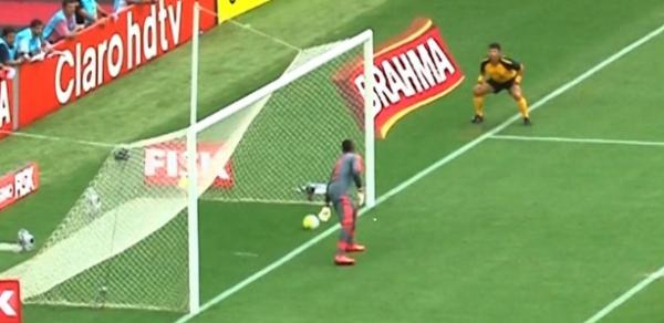 Castanheira (amarelo) no polêmico lance em 2014: bola entrou 33 centímetros