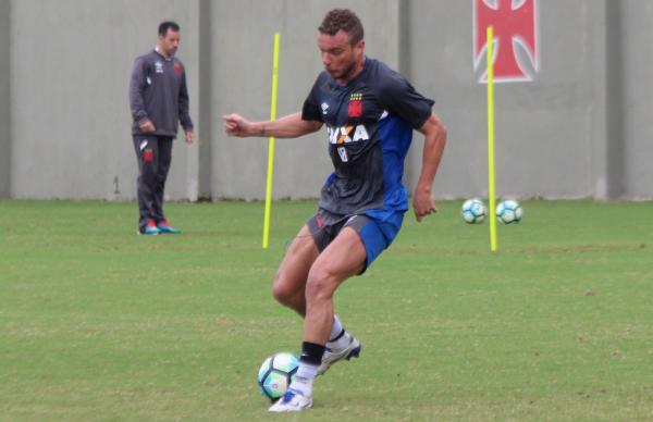 Marcelo Mattos em treino com bola em 2017, antes de se submeter a outra cirurgia
