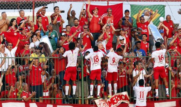 Os jogadores do America comemoram com a torcida a volta à Série A do Carioca e a classificação para a final da Série B1