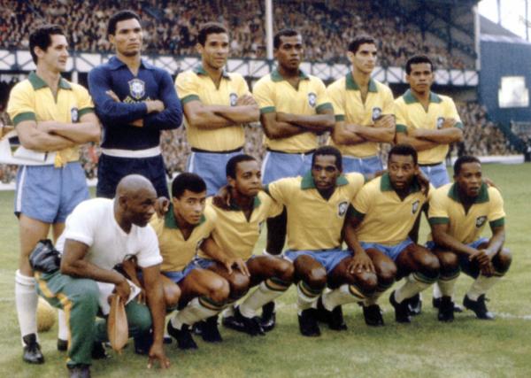 Orlando, o primeiro em pé, ao lado do goleiro Manga, de azul