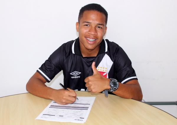  Pedro Bezerra sorri após assinar o contrato profissional