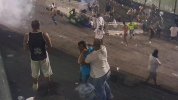 Pai protege o filho durante confusão em São Januário: estádio acabou interditado