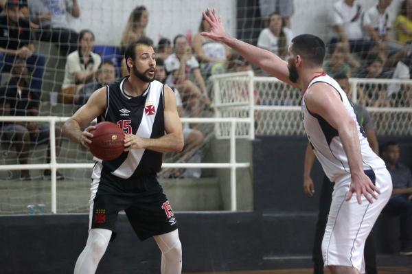 Renato observa a melhor jogada acompanhado por marcador chilenos