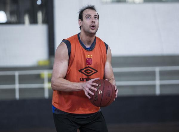 Renato prepara arremesso durante treino em São Januário