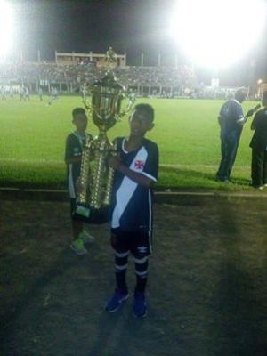 Lyncon segurando trófeu do campeonato gaucho de juniores