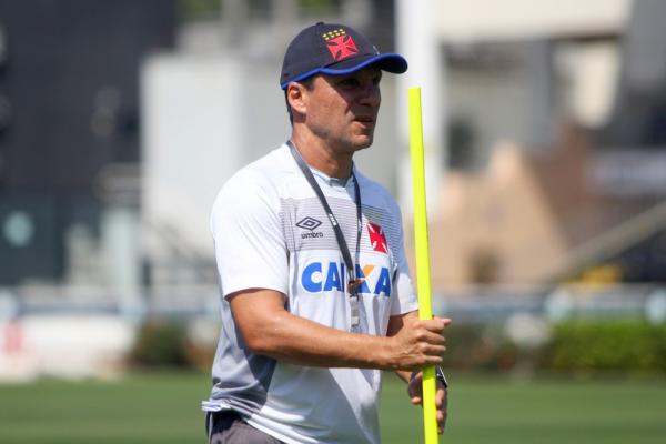 Zé Ricardo testou opções para a vaga de Wagner