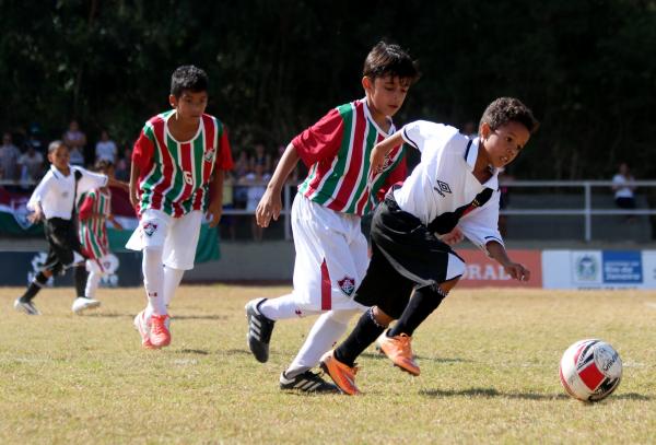 Betinho tenta superar a marcação do zagueiro tricolor Felipe