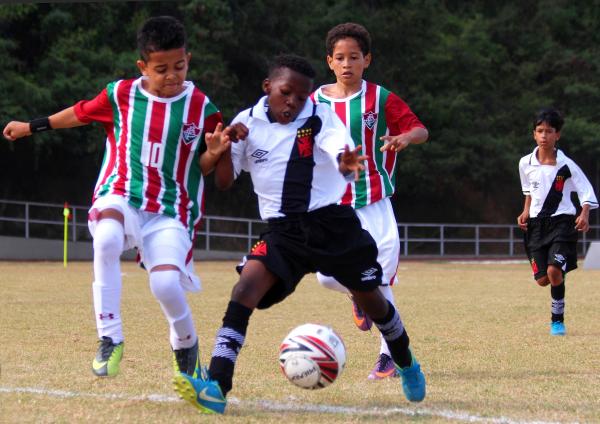 Congolês Mbanza foi um dos destaques do primeiro tempo do clássico