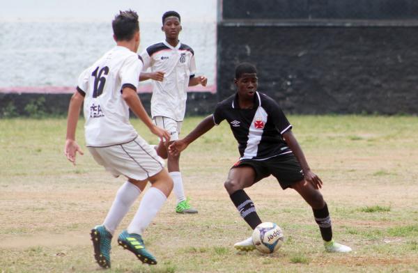 Marcos Joaquim em ação contra o São Cristóvão