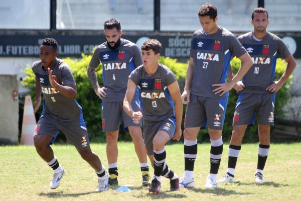 Mateus Vital suando a camisa ao lado dos companheiros na Colina
