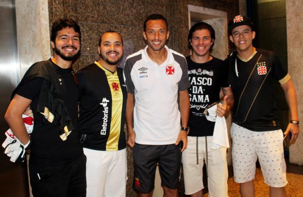 Nenê foi bastante assediado pelos sócios-torcedores no Recife