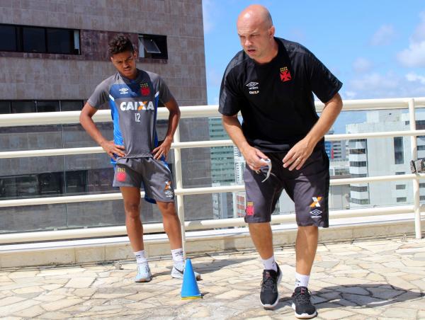 Preparador fisico Ricardo Domingues orienta Evander