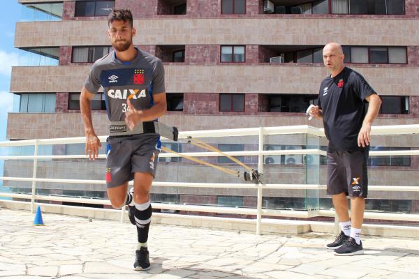 Guilherme Costa suando a camisa no Recife