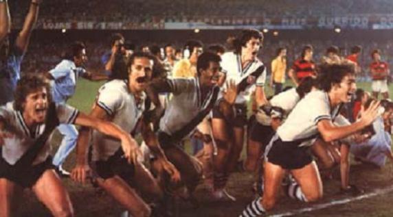 Dinamite converte o pênalti do título e restante do time comemora