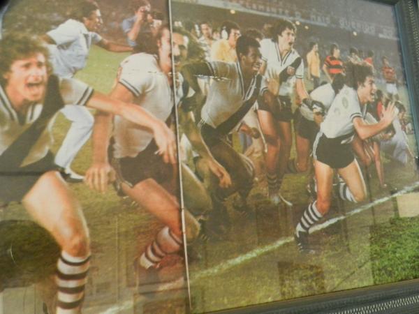 Comemoração do título do Vasco na parede de Pedro Zandonaide